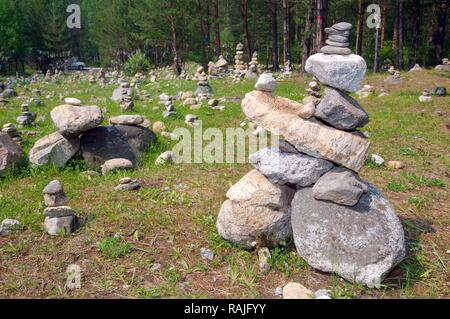 Steine für die Erfüllung der Wünsche, Stein, Garten, Arschan, Tunkinsky Bezirk, Republik Burjatien, Sibirien, Russische Föderation Stockfoto