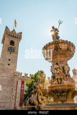 Neptunbrunnen, Fontana del Nettuno mit Glockenturm der Palazzo Pretorio, Altstadt, Trient, Trient, Südtirol, Trentino Stockfoto