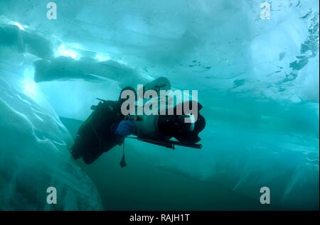 Unterwasser Video - Fahrer Didier Noirot, Eis-Tauchen im Baikalsee, Insel Olchon, Sibirien, Russland, Eurasien Stockfoto