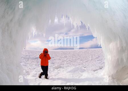 Eis Höhle auf der Insel Olchon, Baikalsee, Sibirien, Russland, Eurasien Stockfoto