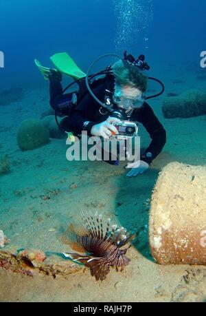 Tauchen Fotograf und roten Rotfeuerfische (Pterois volitans), Rotes Meer, Dahab, Ägypten, Afrika Stockfoto