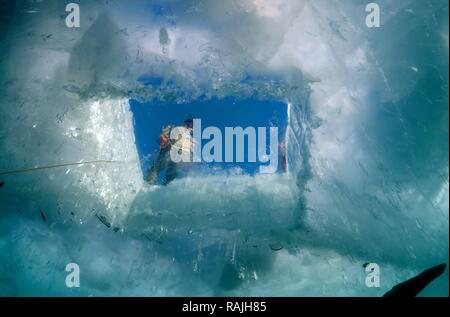 Taucher, Eis-Tauchen im Baikalsee, Insel Olchon, Sibirien, Russland Stockfoto