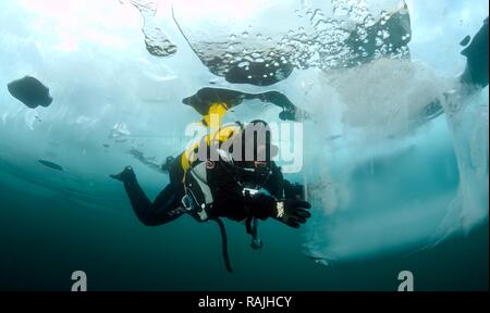 Eis - Tauchen im Baikalsee, Insel Olchon, Sibirien, Russland, Eurasien Stockfoto