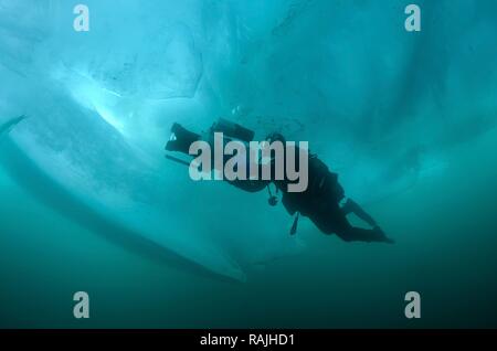 Unterwasser Video - Fahrer Didier Noirot, im Baikalsee, Sibirien, Russland, Insel Olchon. Stockfoto