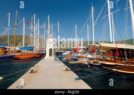 Segelschiffe im Hafen von Marmaris, Provinz Muğla, Türkei Stockfoto