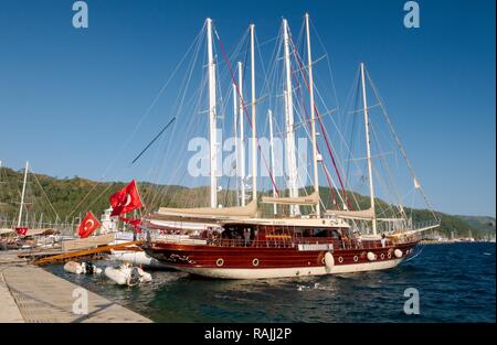 Segelschiffe im Hafen von Marmaris, Provinz Muğla, Türkei Stockfoto