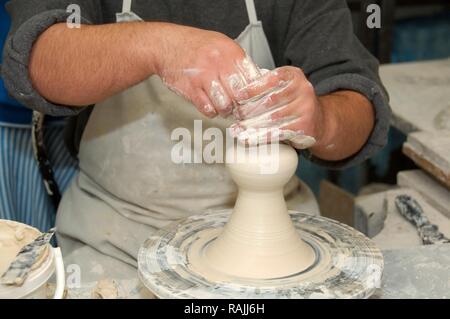 Potter in einer Töpferei, Provinz Muğla, Türkei Stockfoto