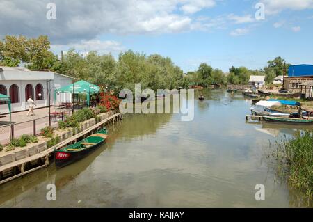 Boote auf dem Kanal in Vilkovo oder Vylkove, auch als "Venedig der Ukraine", Ukraine, Osteuropa bekannt Stockfoto