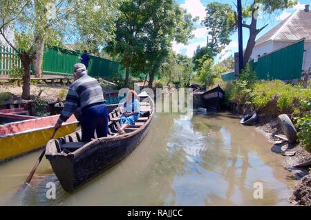 Boot am Kanal in Wilkowo oder Vilkovo, auch bekannt als "Ukrainische Venedig", Ukraine, Osteuropa Stockfoto