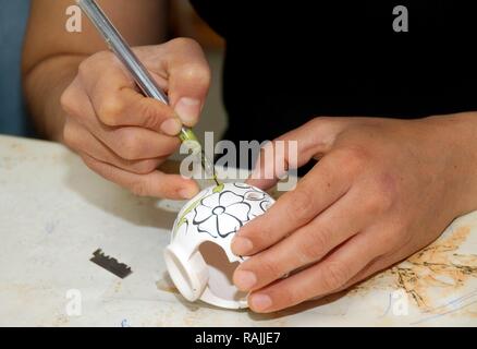 Potter, Malerei in einer Töpferei, Provinz Muğla, Türkei Stockfoto