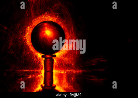 Rote Led in der Form von winzigen leuchtenden Fasern hinter einer transparenten Sphäre. Licht Malerei Fotografie. Stockfoto