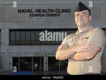 CORPUS CHRISTI, Texas (Jan. 30, 2017) Hospitalman Austin Domenech, ausgewählte als Naval Gesundheit Klinik Corpus Christi blaue Jacke des Quartals für das erste Quartal des Geschäftsjahres 2017 aus einem Feld von 16 außergewöhnlichen Corpus Christi, Köln und Fort Worth Kandidaten. Domenech hagelt von Ocala, Florida, in der US-Marine im Dezember 2014 eingetragen, und ist derzeit als eine allgemeine Pflicht Corpsman in Optometry. Stockfoto