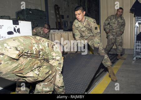 Spc. Roger Rivera, Mitte und SPC. Nicholas Scott, Links, ein 1/4 Zoll Stahl Platte über einen Graben im Fort Jackson zentrales Thema Anlage bucht Feb 7 als Warrant Officer Misael Barreraortiz an schaut. Rivera, ein Houston Eingeborene, und Scott, ein Eingeborener von Sierra Vista, Ariz., waren Teil einer Mannschaft, die den Stahl geschnitten und geschweißt unterstützen Sie die Kraft der Struktur zu erhöhen. Stockfoto