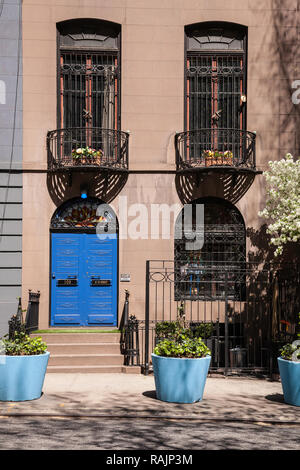 Einen gepflegten Sandsteinhaus in Murray Hill bietet kleinen schmiedeeisernen Balkonen, New York City, USA Stockfoto