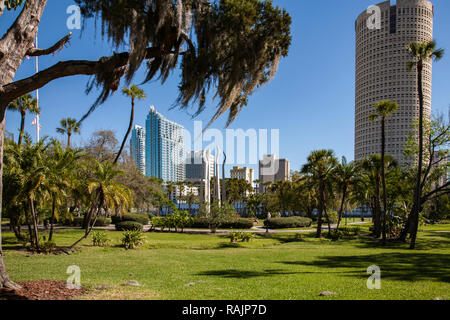 Anlage Park, Universität von Tampa Campus, Downtown Tampa Skyline im Hintergrund, Florida, USA Stockfoto