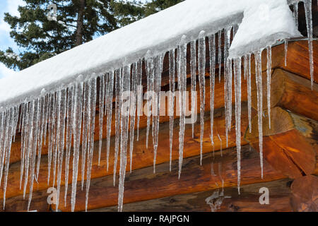 Eiszapfen Form auf Kabine Überhang Stockfoto