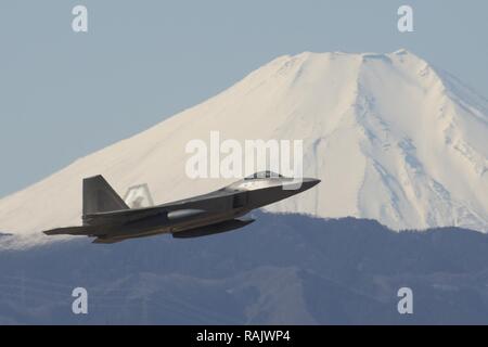 Ein US Air Force F-22 Raptor von der 90th Fighter Squadron bei Joint Base Elmendorf-Richardson, nimmt sie an Yokota Air Base, Japan, 13.02.2017. Die F-22 Raptors gestoppt bei Yokota ab, bevor Sie auf Reisen zu Royal Australian Air Force Base Tindal. Wie der Luftwaffe westlichen Pazifik Luftbrücke Hub, Yokota unterstützt transiente Flugzeug wie Sie Mission der gesamten Indo-Asia pazifischen Region durchführen. Stockfoto