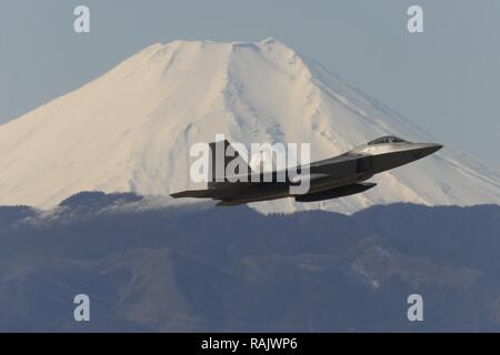 Ein US Air Force F-22 Raptor von der 90th Fighter Squadron bei Joint Base Elmendorf-Richardson, nimmt sie an Yokota Air Base, Japan, 13.02.2017. Die F-22 Raptors gestoppt bei Yokota ab, bevor Sie auf Reisen zu Royal Australian Air Force Base Tindal. Wie der Luftwaffe westlichen Pazifik Luftbrücke Hub, Yokota unterstützt transiente Flugzeug wie Sie Mission der gesamten Indo-Asia pazifischen Region durchführen. Stockfoto