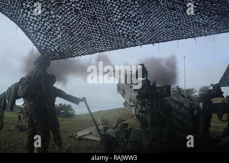 MARINE CORPS BASE CAMP Pendleton, Calif - Marines mit Batterie C, Bataillon Landung Team, 15 Marine Expeditionary Unit bieten Artillerieunterstützung Feuer während der Marine Expeditionary Unit Übung auf Camp Pendleton, 10.02.2017. MEU-EX ist ein Befehl und Kontrolle ausübt, die die gesamte Kommunikation und Steuerung Agenturen aus den Befehl Element, Aviation Combat Element, Bodenkampf Element und Logistik Combat Element. Die 15. MEU erfährt eine anspruchsvolle Zertifizierung Zyklus in jeder kritischen mission Bereich bedarf im Theater zu arbeiten, beim Einsatz vertraut sein. Stockfoto