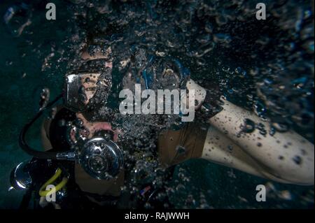 Mass Communication Specialist 2. Klasse Austin Simmons, Expeditionary Bekämpfung der Kamera zugewiesen, löscht seine Maske während Unterwasser Fotografie Training vor der Küste der Marinestation Guantánamo Bay, Kuba, 9. Taucher Expeditionary der Bekämpfung des Kamera jährliche Schulung und ihre Deutschkenntnisse zu pflegen und dabei darauf zu achten, dass sie bereit sind, DoD Missionen weltweit zu unterstützen. Stockfoto