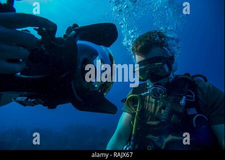 Mass Communication Specialist 2. Klasse Austin Simmons, Expeditionary Bekämpfung der Kamera zugewiesen, führt Unterwasser Fotografie Training vor der Küste der Marinestation Guantánamo Bay, Kuba, 9. Taucher Expeditionary der Bekämpfung des Kamera jährliche Schulung und ihre Deutschkenntnisse zu pflegen und dabei darauf zu achten, dass sie bereit sind, DoD Missionen weltweit zu unterstützen. Stockfoto