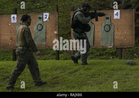 Sgt. Luis Martinez, ein aufklärer Marine, mit maritimen Raid-Kraft, 31 Marine Expeditionary Unit, führt eine Live - Feuer mit Polizisten und SWAT-Mitglieder der Guam-Police Department an der Anderson Air Force Base, Guam, Feb 7, 2017. Die MRF Marines mit dem Polizisten und SWAT-Team Mitglieder als eine Geste des guten Willens zwischen die beiden Kräfte ausgebildet. Wie das Marine Corps' nur kontinuierlich vorwärts - bereitgestellt, Luft - Boden - die 31 Marine Expeditionary Unit Logistik Team bietet eine flexible Kraft, bereit, eine breite Palette von militärischen Operationen auszuführen, von begrenzt zur Bekämpfung der Hum Stockfoto