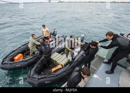 Service Mitglieder für die Beseitigung von Explosivstoffen Mobile Einheit (EODMU) 5 und des australischen Marine Spiel Diving Team 4 Tauchboote in Perth, Australien, Feb 7, 2017 zugeordnet. EODMU5 an Commander, Task Force 75, das ist die primäre Expeditionary task force verantwortlich für die Planung und Ausführung der Küstengebiete Riverine operations, Beseitigung von Explosivstoffen, tauchen Engineering und Bau zugeordnet und Unterwasser Bau in den USA 7 Flotte Bereich der Operationen. Stockfoto