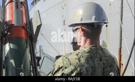 POLARIS, Guam (Feb. 10, 2017) - Los Angeles-Klasse Angriffs-U-Boot USS Chicago (SSN721) Waffen Offizier, Leutnant Jason Paradies, beobachtet ein ordnance Transfer zum U-Boot Tender USS Emory S. Land (39). Chicago ist die Vollendung des ersten ordnance Transfer von Torpedos auf einem u-boot Ausschreibung seit 2012. Chicago ist eine von vier Vorwärts eingesetzten U-Boote im Hafen Apra, Guam, der auch die beiden U-Boot der US-Marine homeported. Stockfoto