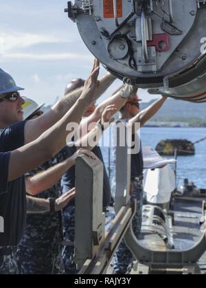 POLARIS, Guam (Feb. 10, 2017) - Segler nach Los Angeles-Klasse Angriffs-U-Boot USS Chicago (SSN721) bereiten sie auf u-boot Tender USS Emory S. Land zu übertragen, um eine abrufbare Übung Torpedo (EXTORP) (AS 39). Chicago ist die Vollendung des ersten ordnance Transfer von Torpedos auf einem u-boot Ausschreibung seit 2012. Chicago ist eine von vier Vorwärts eingesetzten U-Boote im Hafen Apra, Guam, der auch die beiden U-Boot der US-Marine homeported. Stockfoto