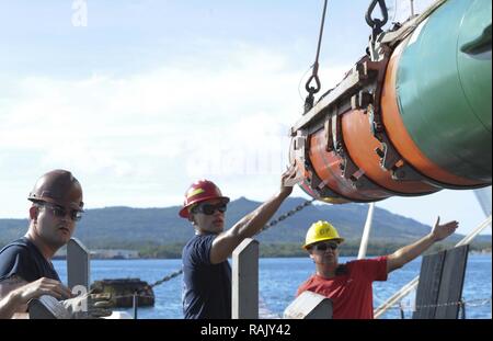 POLARIS, Guam (Feb. 10, 2017) - Segler nach Los Angeles-Klasse Angriffs-U-Boot USS Chicago (SSN721) übertragen und eine abrufbare Übung Torpedo (EXTORP) auf u-boot Tender USS Emory S. Land (39). Chicago ist die Vollendung des ersten ordnance Transfer von Torpedos auf einem u-boot Ausschreibung seit 2012. Chicago ist eine von vier Vorwärts eingesetzten U-Boote im Hafen Apra, Guam, der auch die beiden U-Boot der US-Marine homeported. Stockfoto