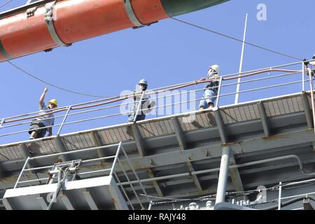 POLARIS, Guam (Feb. 10, 2017) - Segler nach Los Angeles-Klasse Angriffs-U-Boot USS Chicago (SSN721) übertragen und eine abrufbare Übung Torpedo (EXTORP) auf u-boot Tender USS Emory S. Land (39). Chicago ist die Vollendung des ersten ordnance Transfer von Torpedos auf einem u-boot Ausschreibung seit 2012. Chicago ist eine von vier Vorwärts eingesetzten U-Boote im Hafen Apra, Guam, der auch die beiden U-Boot der US-Marine homeported. Stockfoto