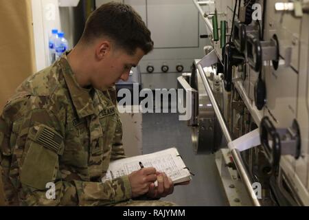 CAMP PATRIOT, Kuwait - Sgt. Christian Weber, eine Bergung Taucher Vorstand Kandidaten für die 511 . Ingenieur Dive Loslösung, Sucht und behebt Mängel in der Druckkammer, oder Dekompressionskammer, während der Bergung Taucher Board, 24.02.2, Camp Patriot. Weber hat 10 Minuten, um die Mängel zu finden und zu korrigieren, um diese praktische Übung, es gibt neun innerhalb des Vorstands. Dieses Board ist der letzte Schritt dieser Kandidaten sind in der Reihenfolge von 2. Klasse Taucher voraus Taucher zu retten. Die Kandidaten irgendwo zwischen einem und drei Jahren in einer Departm Stockfoto