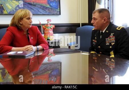 Generalmajor Troy D. Kok, dem kommandierenden General der US-Armee Finden 99th Regional Support Command, trifft sich mit New Jersey Vizegouverneur Kim Guadagno vor New-jersey Gouverneur Chris Christie Hosting ein Arbeitgeber Unterstützung des Schutzes und der Reserve (ESGR) Erklärung zur Unterstützung Zeremonie Feb.10 an der State House in Trenton, New Jersey. Die Aussage von Support Programm ist der Eckpfeiler des ESGR Aufwand zu gewinnen und zu erhalten Arbeitgeber unterstützen, die entscheidend für die Beibehaltung der Kraft und Bereitschaft der Armee Finden und National Guard Einheiten ist. Stockfoto