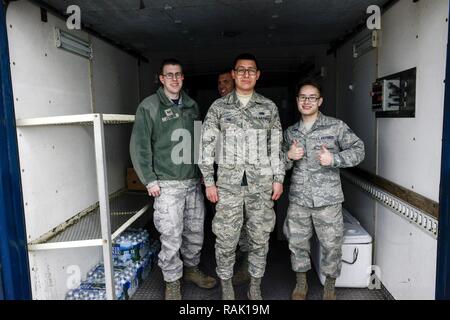 89. Antenne Anschluss Squadron Fleet Services Agenten Staff Sgt. Gregory Franklin, Flieger 1. Klasse Theron Loggen und Senior Airman Joseph Schaft, für ein Foto posieren nach dem Laden Essen auf eine C-40 B von Joint Base Andrews, Maryland, Feb 3, 2017. Mitglieder der 89 APS, oft als "Der Hafen Dawgs", sind die besten in der Air Force, vor kurzem anerkannten mit Gewinnen der Air Force große Terminal des Jahres Award" für Rund-um-die-Uhr air transportation Unterstützung für den Präsidenten, die nationalen Politiker, Kämpfer Kommandanten und spezielle Luft Mission Operations. Stockfoto