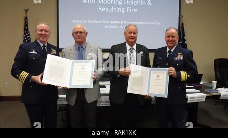 Kapitän Peter Martin, Commander, Sektor Houston-Galveston, und hinten Adm. David Callahan, Commander, 8 Coast Guard Bezirk, präsentieren die Küstenwache Meritorious Service Award nach Houston Piloten Captains Michael McGee und Michael Phillips, 10.02.2017. Sie erhielten die Auszeichnung für ihre hervorragende Reaktion auf den Fluss Aframax Tanker Feuer im Houston Ship Channel, Sept. 2016. Stockfoto