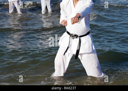 Japanischen Karate Kampfsport training am Strand Stockfoto