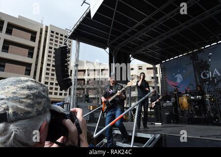 SAN DIEGO (Feb. 11, 2017) Gary Sinise und der Lieutenant Dan Band führen bei seiner jährlichen Invincible Spirit Festival Konzert in Naval Medical Center San Diego (NMCSD). Die Gary Sinise Stiftung wurde an NMCSD ehren Service Mitglieder und Sensibilisierung zu Fragen der Veteranen. Stockfoto