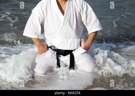 Japanischen Karate Kampfkunst, spirituelle am Strand sitzen Stockfoto