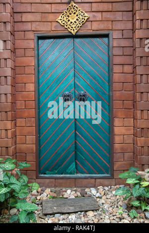 Vintage grün Holz Türen mit der braunen Wand. Stockfoto