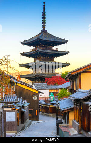 Yasaka Pagode mit Sunrise. in Kyoto, Japan. Diese Pagode ist eine fünfstöckige Pagode. Dies ist der letzte Überrest von Hokanji Tempel. Stockfoto