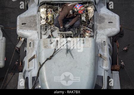 Pazifik (Feb. 9, 2017) Naval Air Crewman 2. Klasse Andres Guevara, zugeordnet zu den "Schwarzen Ritter" der Hubschrauber Meer Combat Squadron (HSC) 4, führt die Instandhaltung auf einem MH-60S Sea Hawk Hubschrauber an Bord der Flugzeugträger USS Carl Vinson (CVN 70). Die schiffsführung Carrier strike Group ist auf einem westlichen Pazifik Bereitstellung als Teil der US-Pazifikflotte-Initiative die Befehls- und Steuerfunktionen der USA 3 Flotte zu erweitern. Stockfoto