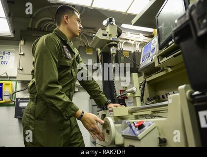 5. US-Flotte EINSATZGEBIET (Feb. 9, 2017) Cpl. Sebastian Aponte, zugeordnet zu den Grat Läufer der Marine Medium Tiltrotor Squadron (VMM) 163, einem Drehmoment Master arbeitet, um die Messung zu, der das Drehmoment der einen Schraubenschlüssel in die Kalibrierung im Labor an Bord der Amphibisches Schiff USS Makin Island (LHD8). Makin Island ist in den USA der 5. Flotte Bereich für Maßnahmen zur Erhöhung der Sicherheit des Seeverkehrs auf die Verbündeten und Partnern zu beruhigen bereitgestellt, und der Freiheit der Schiffahrt und des freien Handels in der Region erhalten. Stockfoto