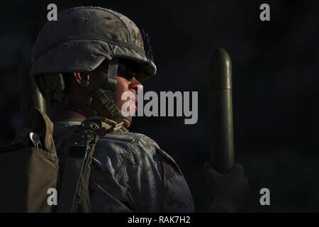 Cpl. Joshua S. Powell, ein Combat engineer zu Bravo Company, 1.BATAILLON, 3. Marine Regiment zugeordnet, hält eine M1A2 Bangalore Torpedo während integrierte Ausbildung Übung (ITX) 2-17 im Bereich 400, die an Bord der Marine Corps Air Ground Combat Center, Twentynine Palms, Kalifornien, Feb 7, 2017. ITX ist eine kombinierte Waffen übung, die alle Elemente der Marine Air Ground Task Force eine Gelegenheit, Fähigkeiten während der großen Missionen zu nutzen mehr bereit Streitmacht zu werden. 1/3 gegenwärtig als der Bodenkampf Element für diese Übung. Stockfoto