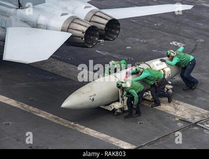 Pazifik (Feb. 9, 2017) Matrosen der "Kopfgeldjäger" von Strike Fighter Squadron (VFA) 2 ein Kraftstoff pod auf dem Flugdeck der Flugzeugträger USS Carl Vinson (CVN 70). Die schiffsführung Carrier strike Group ist auf einem westlichen Pazifik Bereitstellung als Teil der US-Pazifikflotte-Initiative die Befehls- und Steuerfunktionen der USA 3 Flotte zu erweitern. Stockfoto