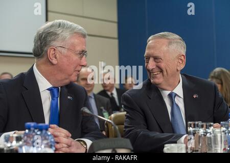 Verteidigungsminister Jim Mattis Gespräche mit der britischen Staatssekretär für Verteidigung Michael Fallon während einer Nordatlantischen Rat im NATO-Hauptquartier in Brüssel, Belgien, 15. Februar 2017. Stockfoto