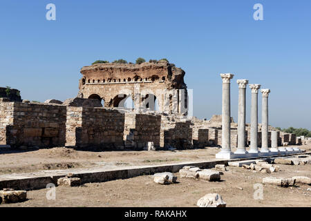 Blick auf die imposanten Drei gewölbte Struktur, die Teil der Bath-Gymnasium Komplex, antike Stadt Tralleis, Aydin, Anatolien, Türkei. Vom Stockfoto