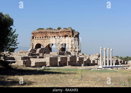 Blick auf die imposanten Drei gewölbte Struktur, die Teil der Bath-Gymnasium Komplex, antike Stadt Tralleis, Aydin, Anatolien, Türkei. Vom Stockfoto