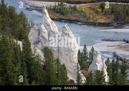 Robuste Hoodoos und Fluss im Banff National Park, Alberta, Kanada als vom Wanderweg aus gesehen. Stockfoto