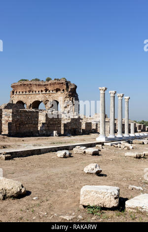 Blick auf die imposanten Drei gewölbte Struktur, die Teil der Bath-Gymnasium Komplex, antike Stadt Tralleis, Aydin, Anatolien, Türkei. Vom Stockfoto