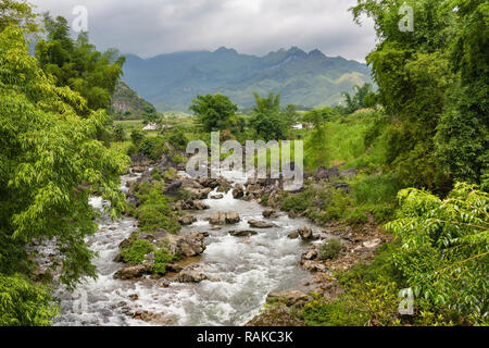 Stromschnellen in den Bergen von Ha Giang Loop, Provinz Ha Giang, Dong Van, Vietnam, Asien Stockfoto